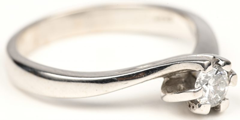Een 18 kt witgouden ring bezet met een centrale briljant van 0,38 ct.