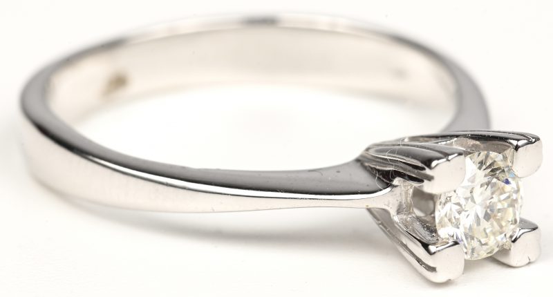 Een 18 kt witgouden ring bezet met een centrale briljant van 0,33 ct. G SI1.