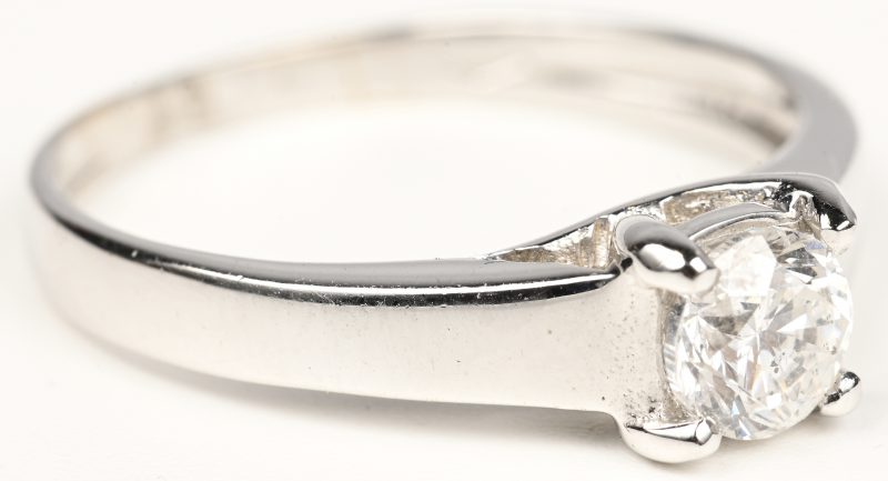 Een 18 kt witgouden ring bezet met een centrale briljant van 0,64 ct. G SI2.