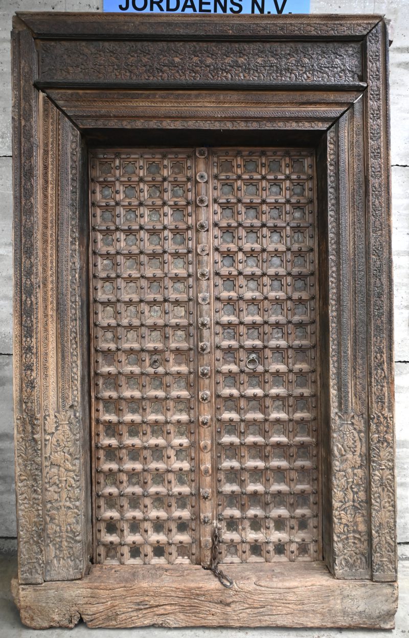 Een grote houten gesculpteerde Indische poort, Rajasthan 1850-1860.