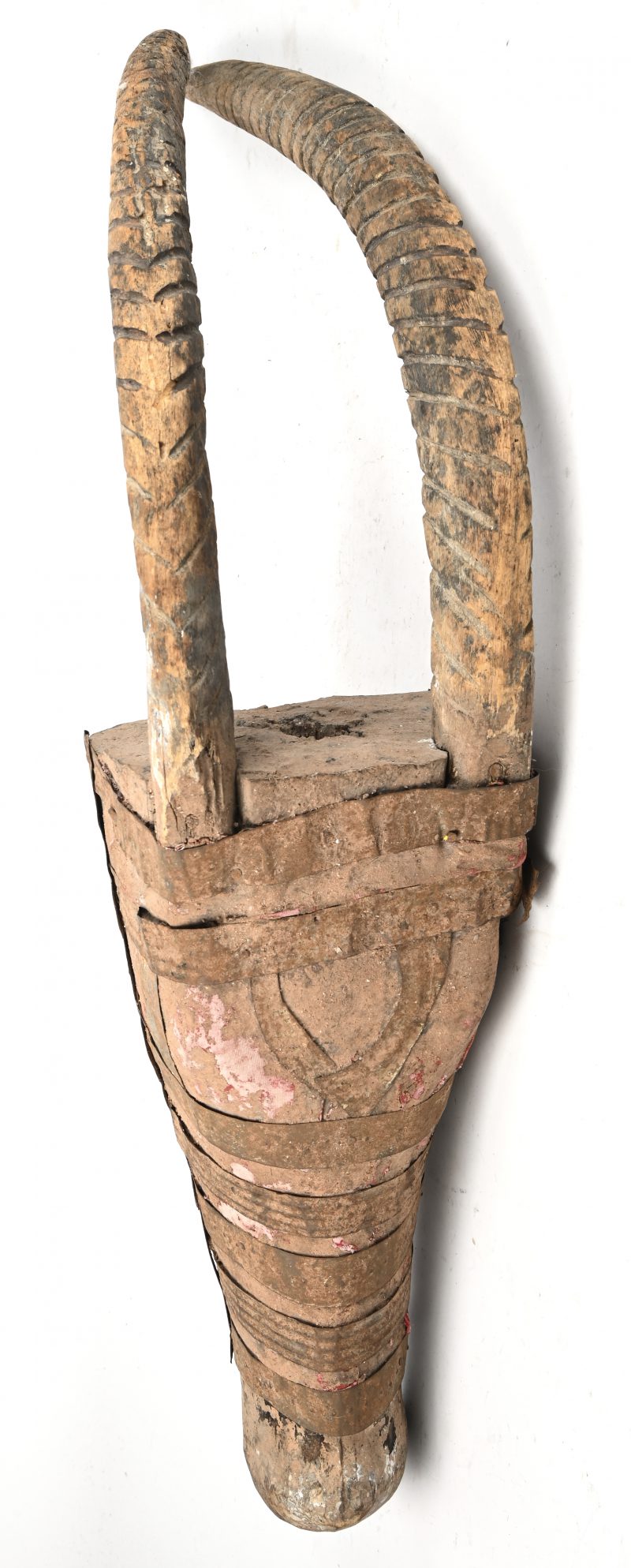 Een houten gesculpteerd masker met ijzeren details van een antilope-achtige. Vermoedelijk Bobo, Burkina Faso.