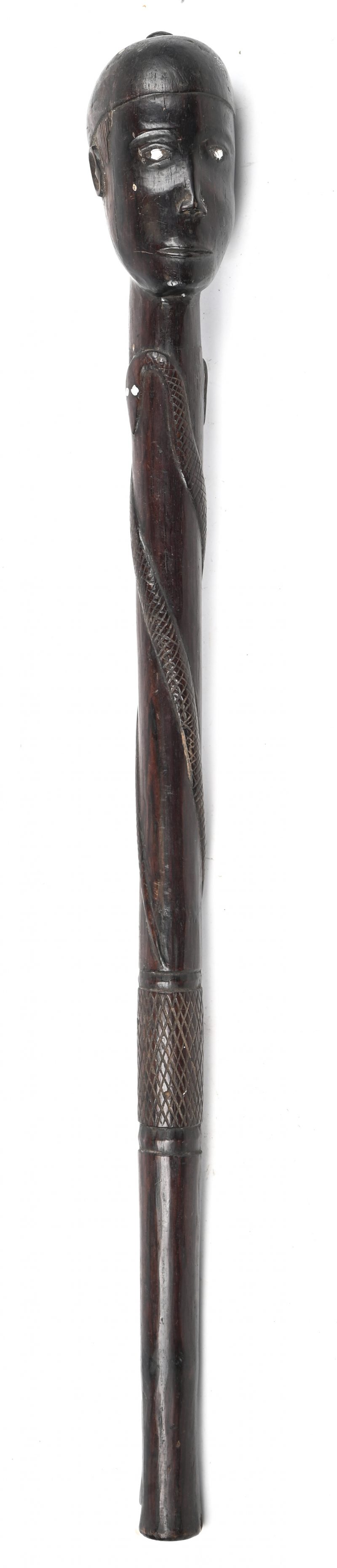 Een houten gesculpteerd ceremoniële scepter met hoofd en slang versierd. Vermoedelijk Chokwe, Angola, begin 20e eeuw.
