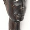 Een houten gesculpteerd ceremoniële scepter met hoofd en slang versierd. Vermoedelijk Chokwe, Angola, begin 20e eeuw.