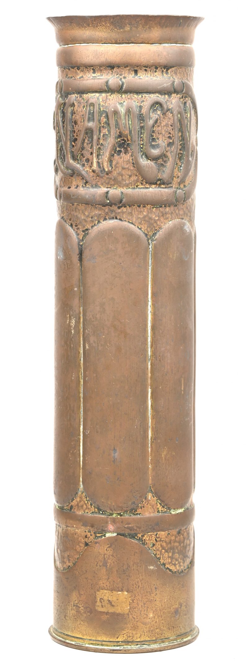 Een trench art koperen obus huls met “NAMEN” in het reliëf.