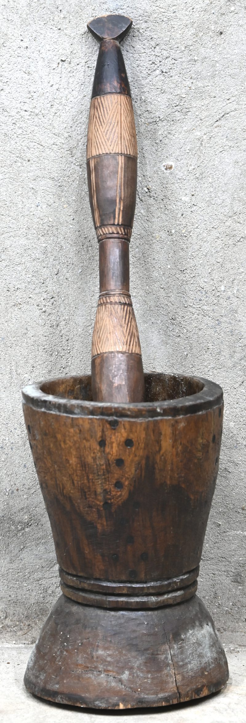 Een hout gesculpteerde Maniok vijzel en stamper.