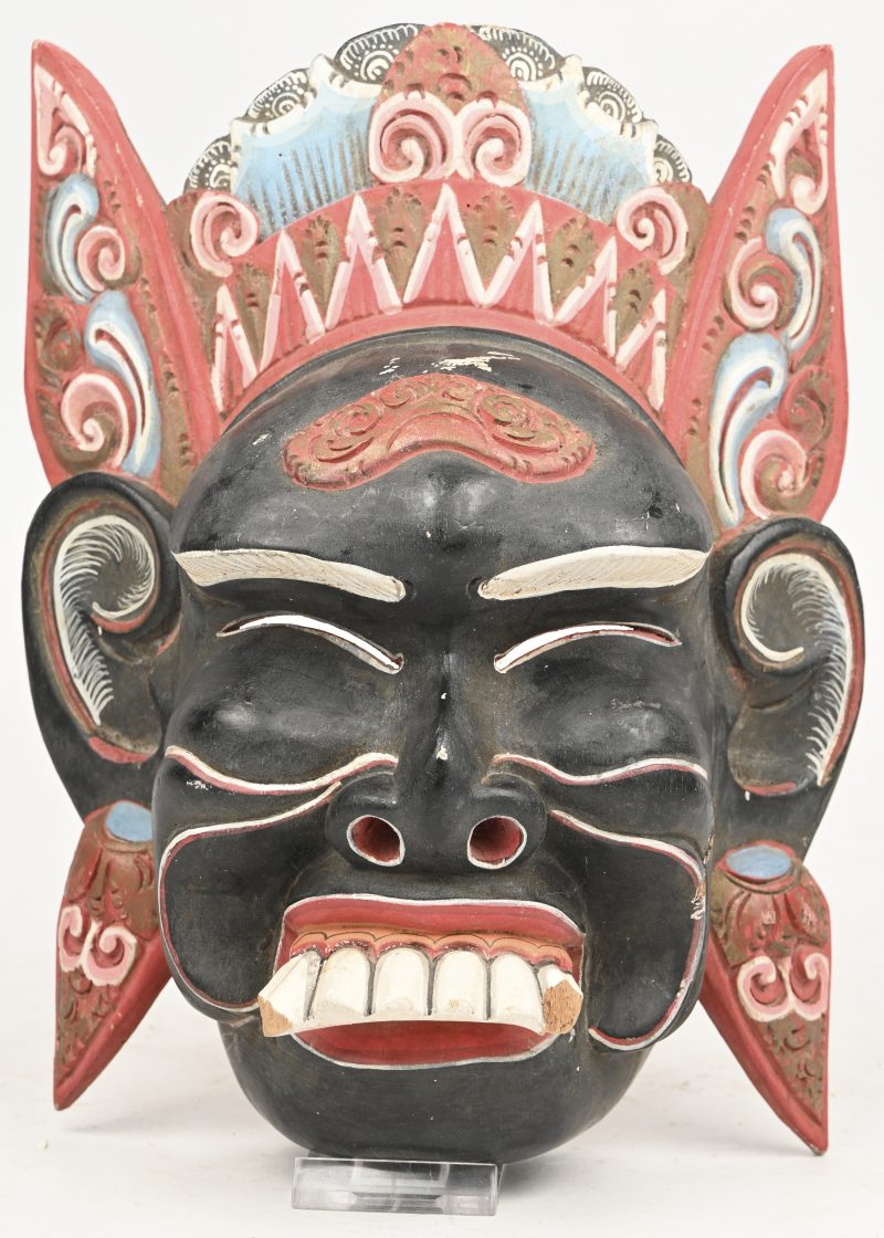Een Aziatisch gesculpteerd houten masker.