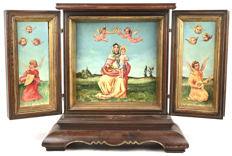 “Maria met kind”. Een polychroom houten triptiek met religieus tafereel, olieverf op paneel. In een antiek houten kastje.