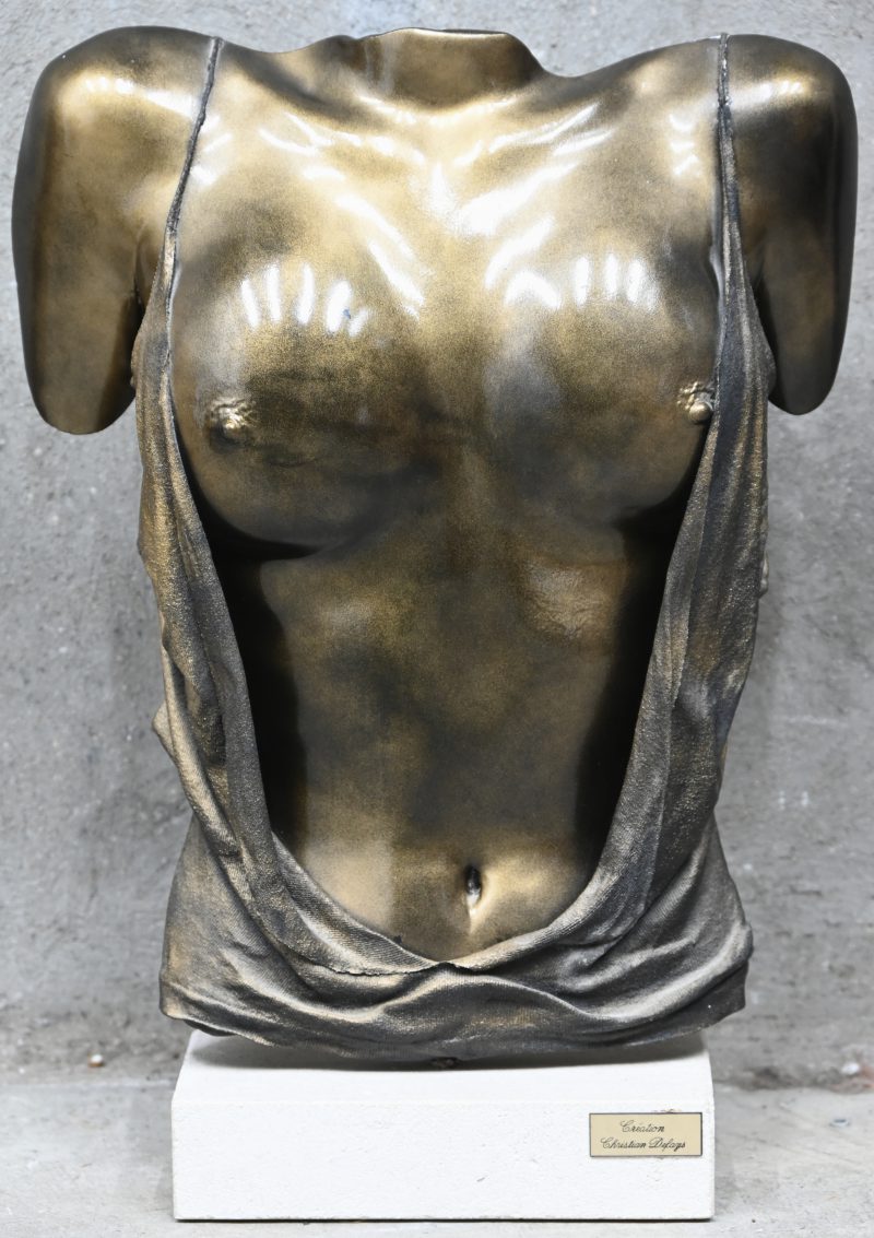 “Buste de femme nue”. Een gebronzeerd keramische buste op stenen voet met plaquette gesigneerd. Verso gemonteerde lampfitting. Gedateerd ‘92.