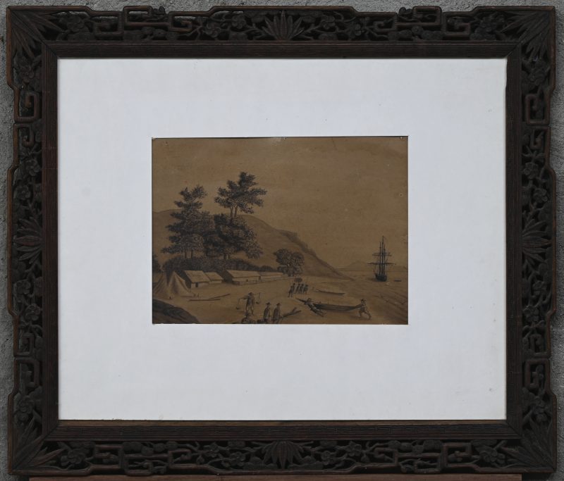 “Zicht op strand, zee en berg”. Een Chinese inkttekening op papier, in hout gesculpteerd kader.