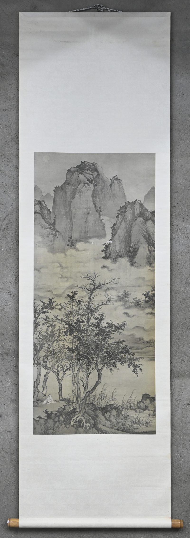 “Landschap met Gao Shi”. Een Chinese inkttekening op papieren hang scroll in doos. Draagt zegel.