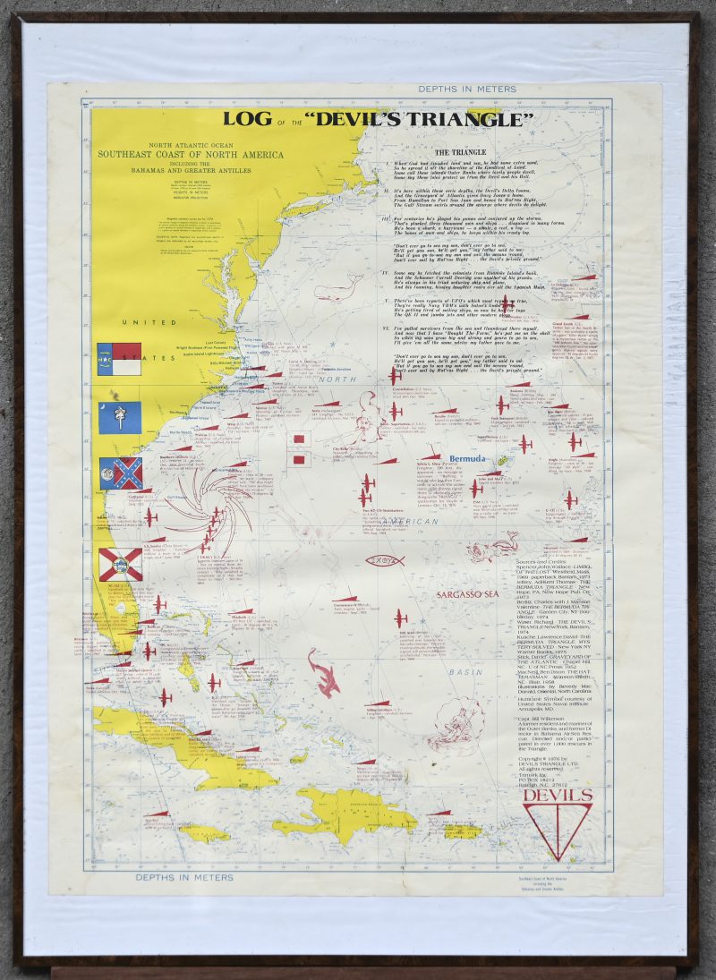 “Log of the Devil’s triangle”. Een vintage poster met nautische kaart van de Bermuda driehoek en locaties scheeps-en vliegtuigwrakken, 1813 - 1976. Lichte vochtschade.
