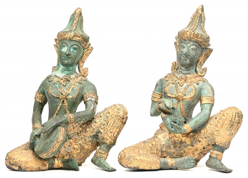 Een lot van 2 brons gesculpteerde beeldjes met vergulde details van Thaise percussionisten.