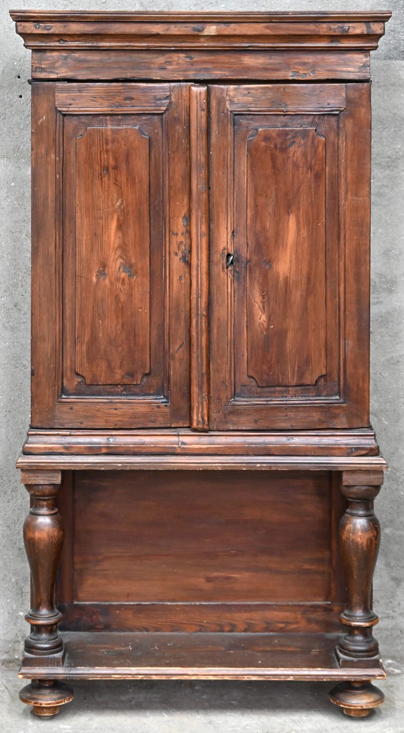 Een houten wandkastje met 2 deurtjes.