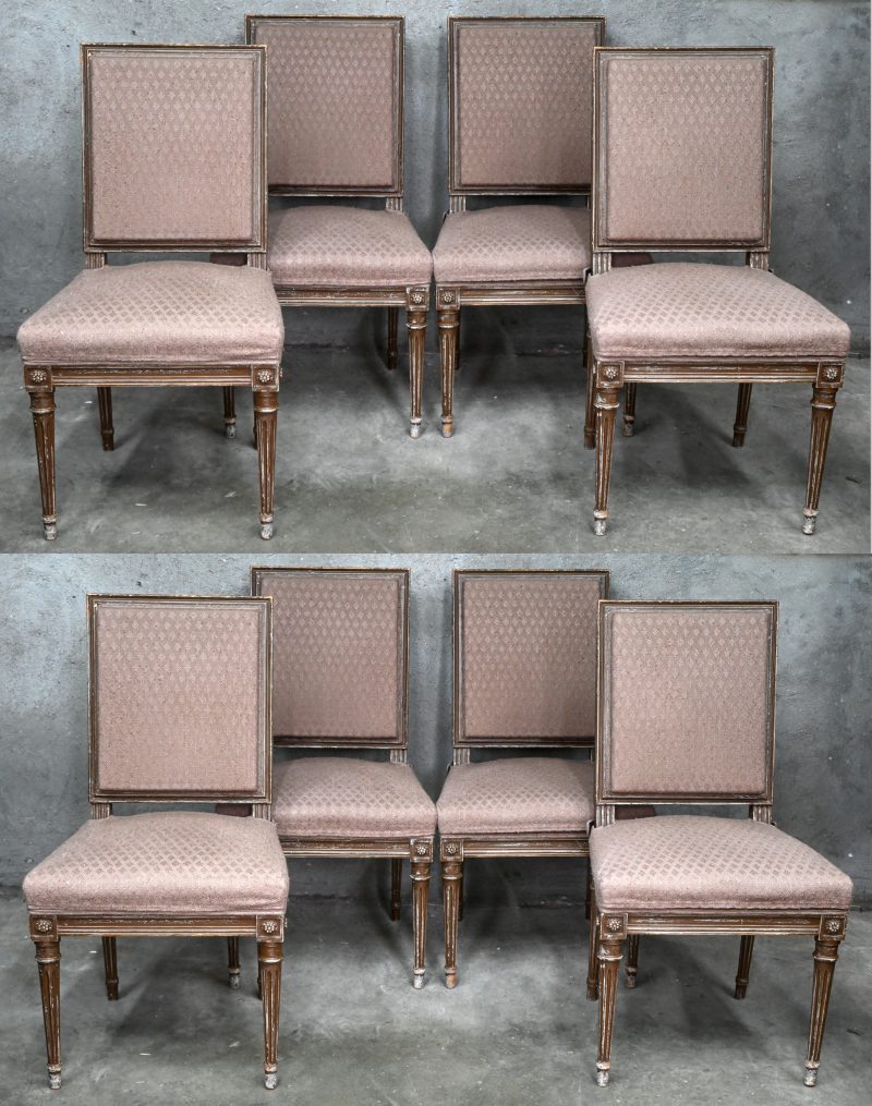 Een serie van acht Lodewijk XVI stoelen. Tapse gerainureerde poten, met rozetten op de hoeken. Rechte ruggen.