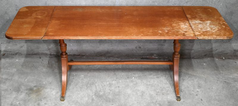 Een rechthoekige salontafel in Engelse stijl. Met twee klapblaadjes.