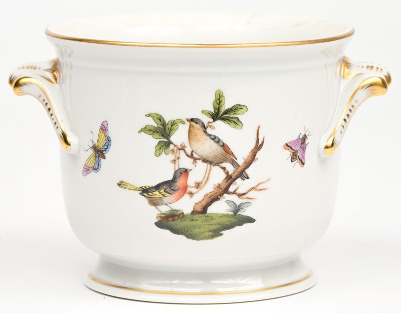 Een kleine pot van porselein met een veelkleurig decor van vogels in struiken. Onderaan gemerkt.