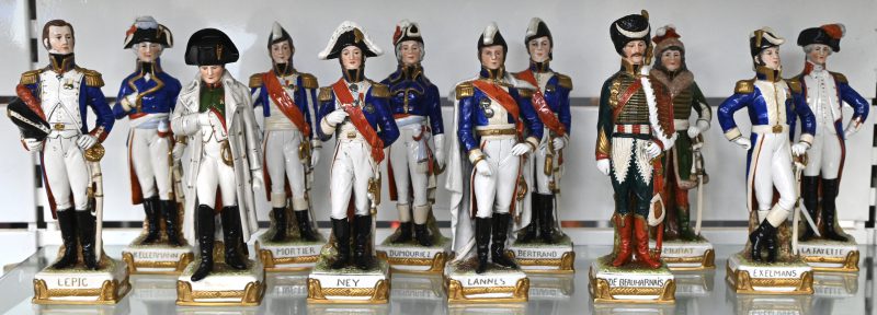 Een lot van 12 Napoleontische soldaten van polychroom porselein. Onderaan gemerkt.