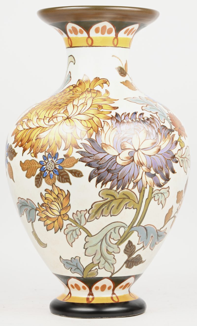 "Chrysanthème". Een meerkleurig porseleinen vaas met floraal decor. Onderaan gemerkt en genummerd #2694.