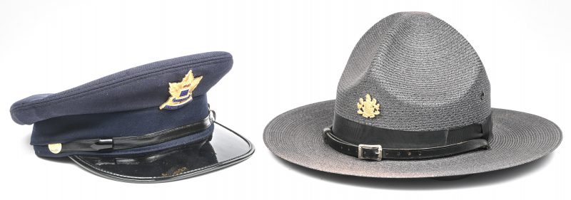 Een lot van 2 Canadese hoofddeksels, waarvan 1 RCMP strohoed, gemerkt “The Lawman, Genuine Milan” en 1 doune pet.