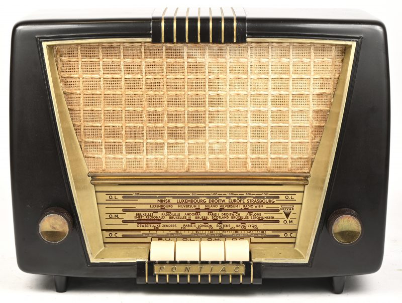 Een oude buizen radio, type Pontiac Novak 551, 1956.