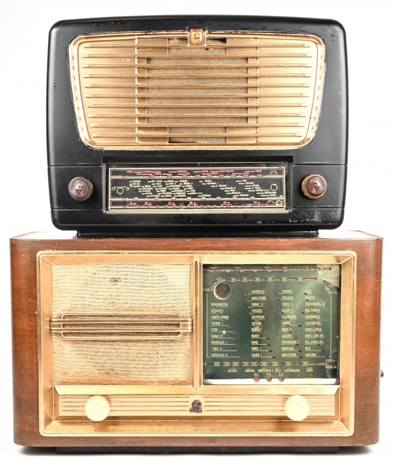 Een lot van 2 oude lampenradio’s, bestaande uit een Philips BX330A en een Radiola RA95A.