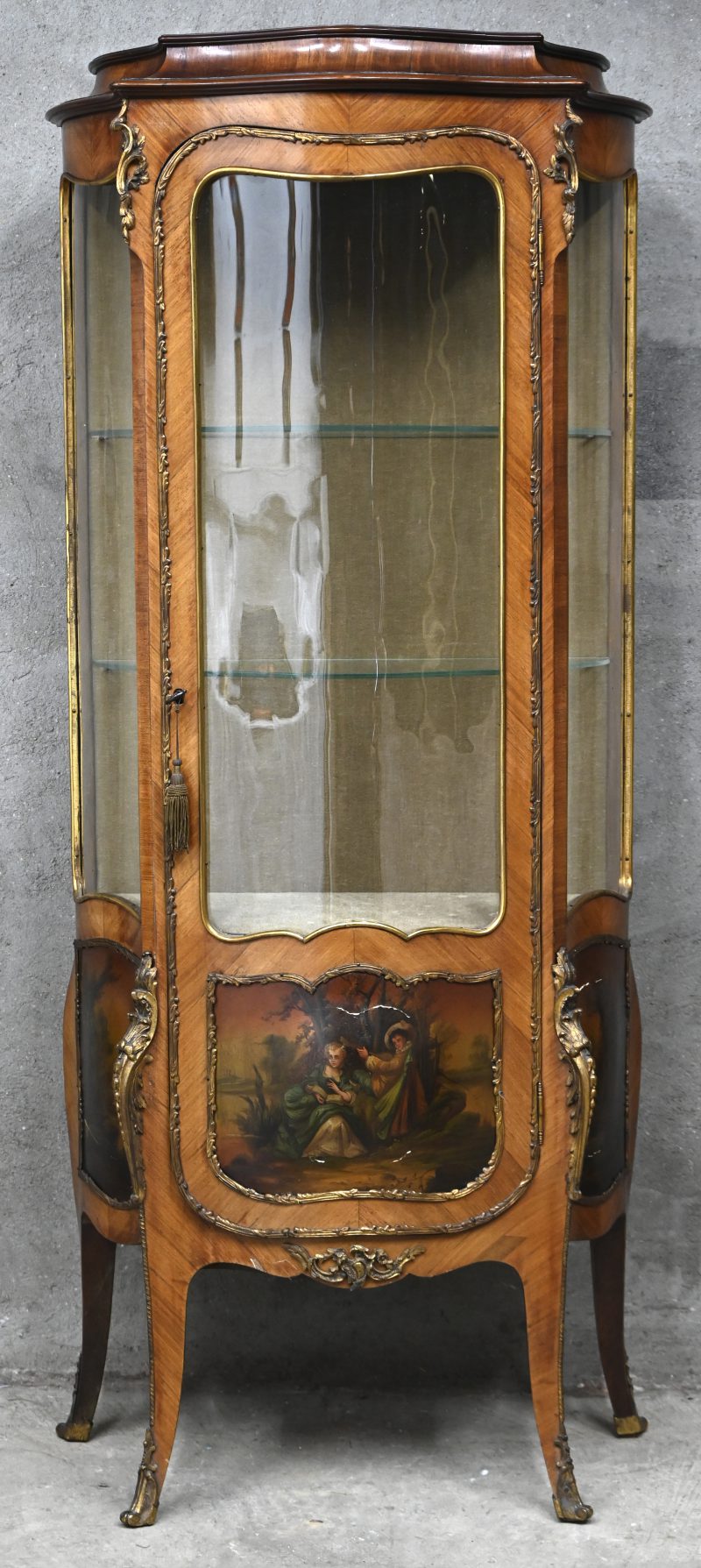 Een houten vitrine kast genre vernis Martin met 2 glazen schabben. Versierd met bronzen monturen en figuratief decor.