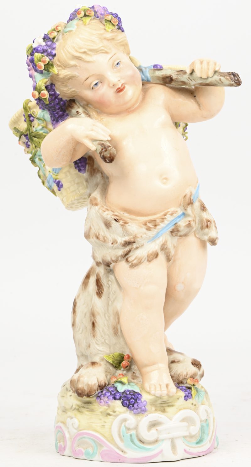 “Jeugdige Bachus”. Een porseleinen figuur met twee druivenmanden en getooid in de huid van een hond.