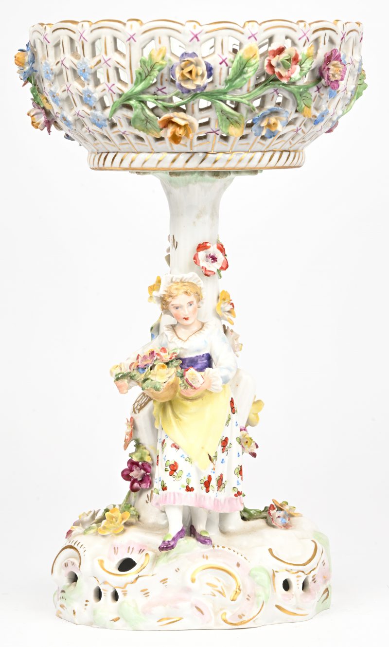 Een porseleinen fruitschaal op voet met bloemenmeisje. De Carl Thieme porseleinfabriek te Dresden. Enkele bloemen missen een blaadje.