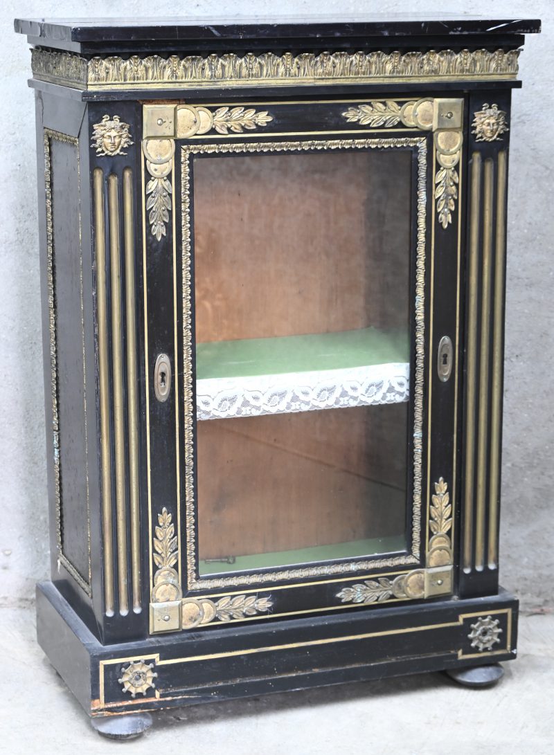 Een 19e eeuws Frans vitrinekastje met koperen beslag.