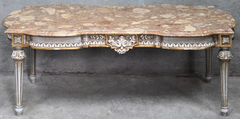 Een gesculpteerd houten polychrome salontafel met marmeren blad in Louis-XVI stijl.