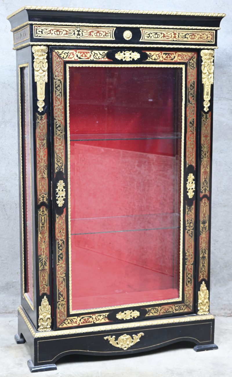 Een Franse vitrinekast in Boulle-stijl met koper ingelegd en verguld koperen beslag.