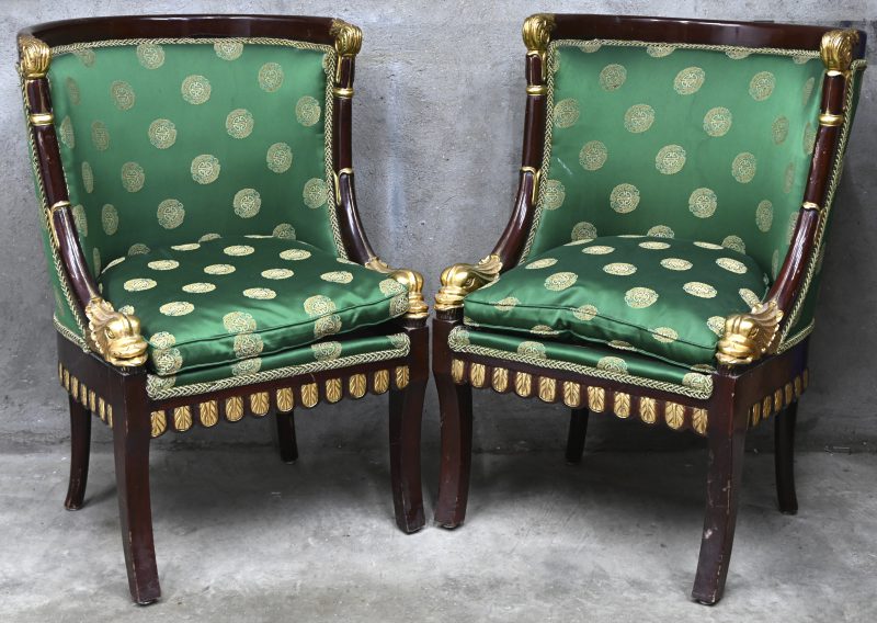 Een set Franse Empire-stijl armstoelen met vergulde delen, bekleed in een groene stof met goudkleurige Chinoiserie motieven.