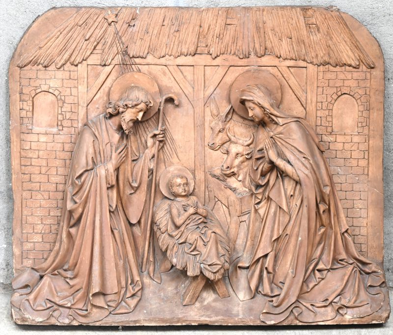 Een groot bas-reliëf in terracotta met als voorstelling de heilige familie in de Kerststal. Aangekocht als gemaakt door Jan Antheunis. Gerestaureerd.