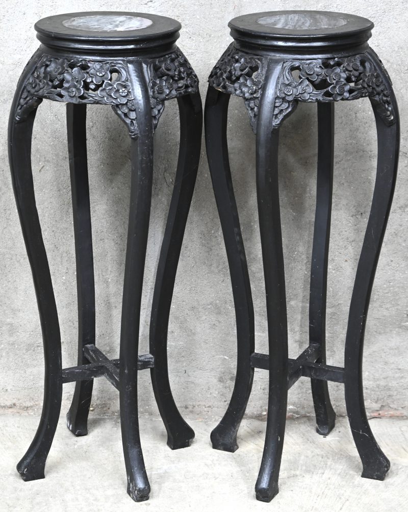 Een set van twee pied-de-stalles in Chinese stijl, zwart geverfd hout met een marmeren blad.