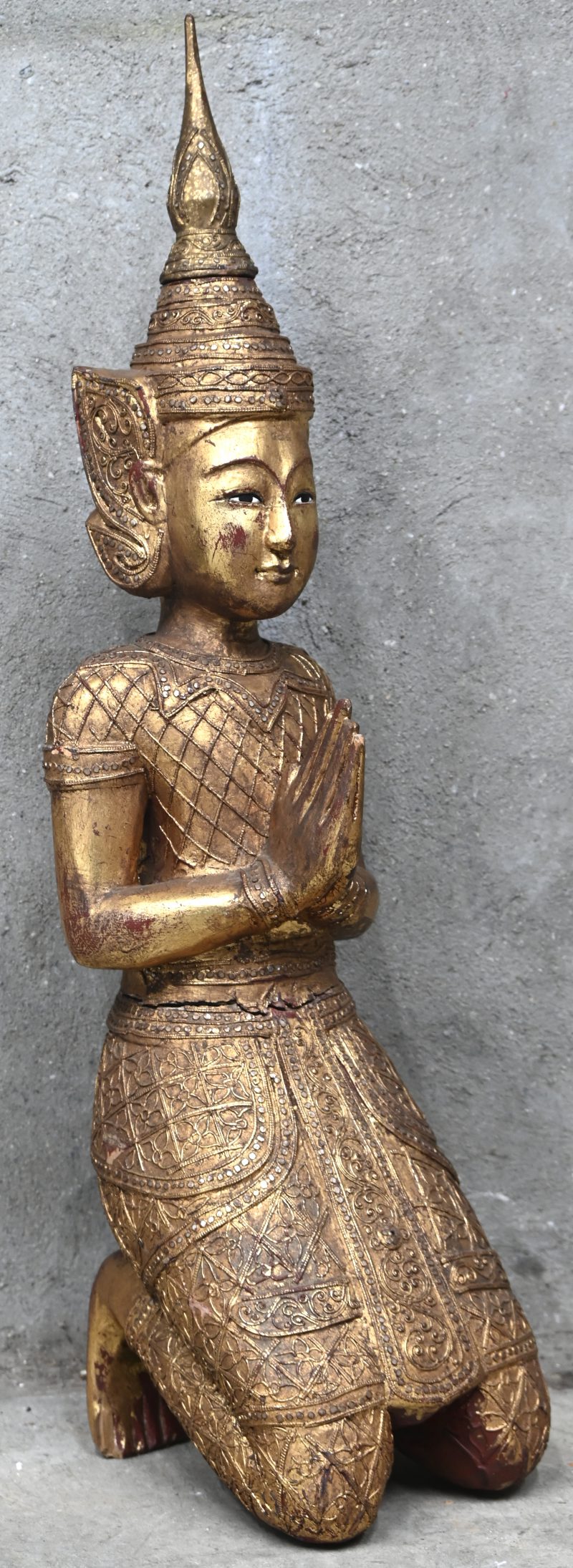 Een verguld houten beeld van een geknielde tempelwachter, Zuid-Oost-Azië.