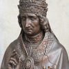 Een 19e eeuws massief eikenhouten gesculpteerd beeld van paus Célestin. De H. Celestinus V, geboren als Pietro del Morrone (Isernia, 1215 – Fumone, 19 mei 1296) was paus gedurende zes maanden van het jaar 1294.