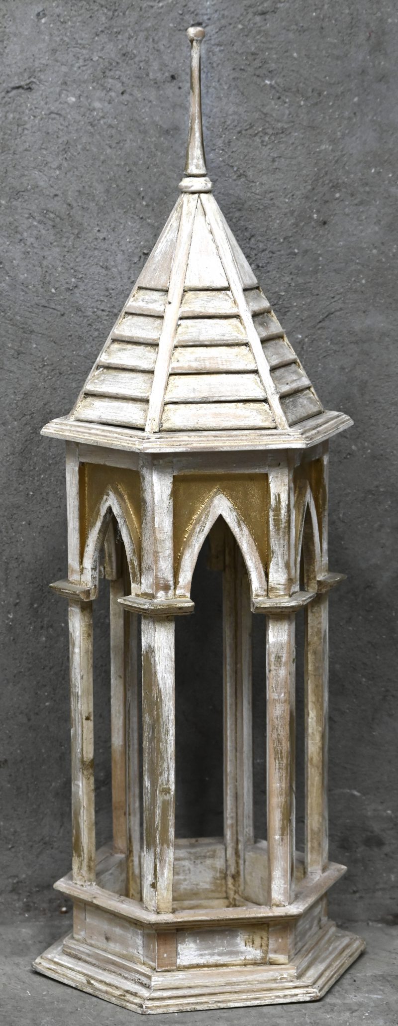 Een houten prieeltje, ecru gepatineerd, voor het huisvesten van een heilige.