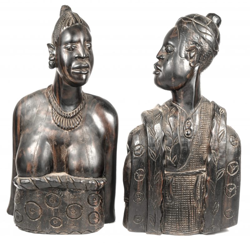 Een set van twee Afrikaanse beelden in tropisch hout. Voorstellend een man en een vrouw.