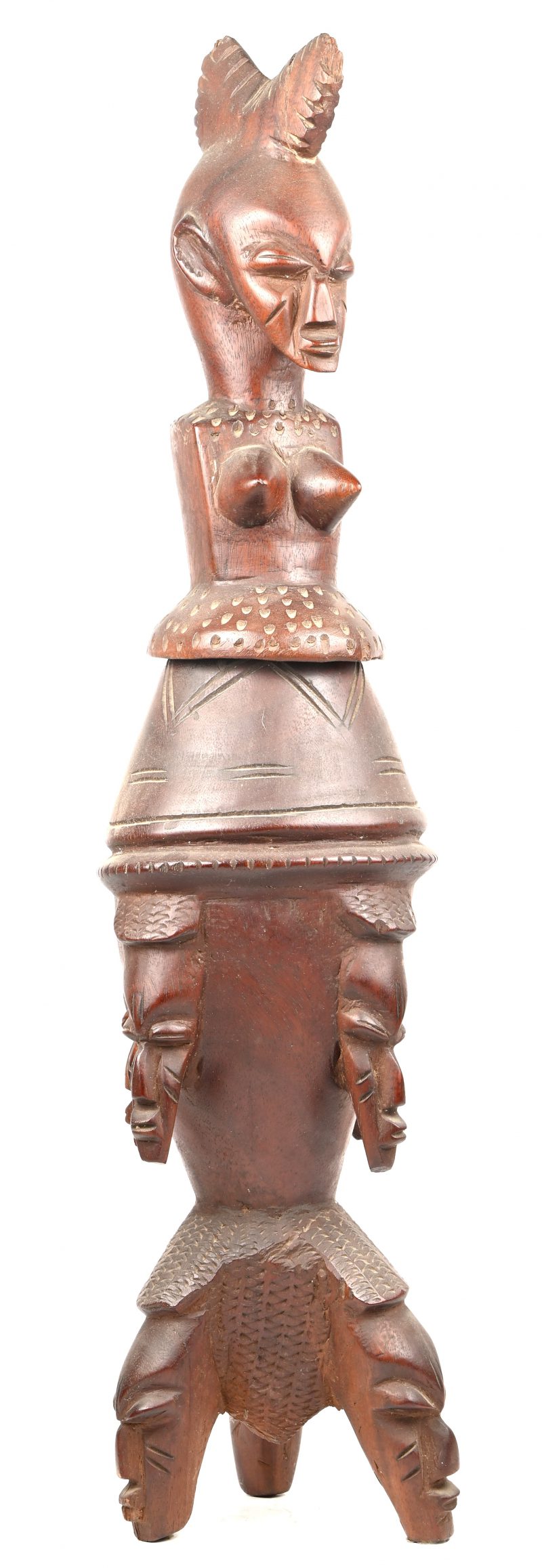 Een Afrikaanse houtgesculpteerd decoratief beeld/pot met afneembaar deksel.