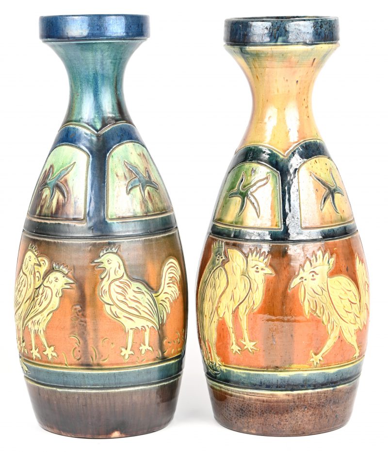 Een set van twee vazen in Torhouts aardewerk met de voorstelling van hanen.