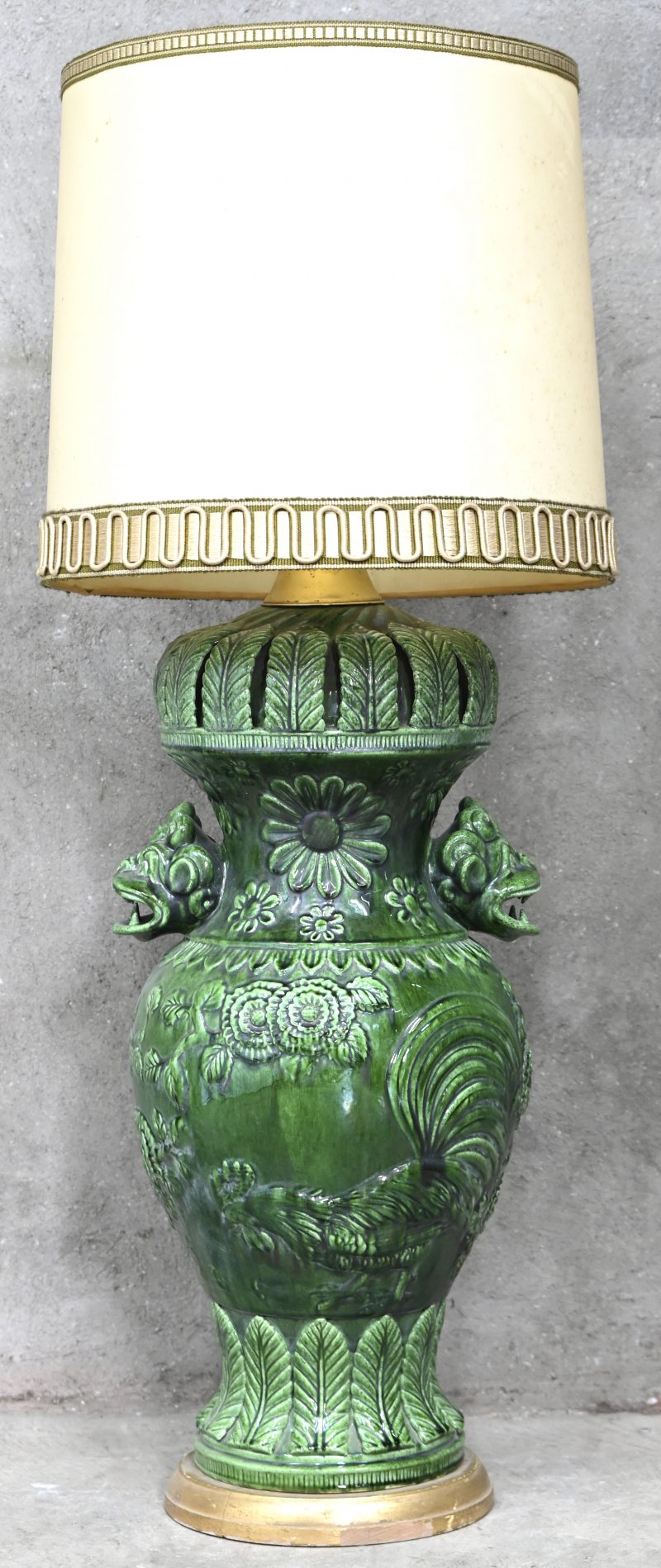 Een grote groene keramische tafellamp, Ceramica Manises, Valencia.