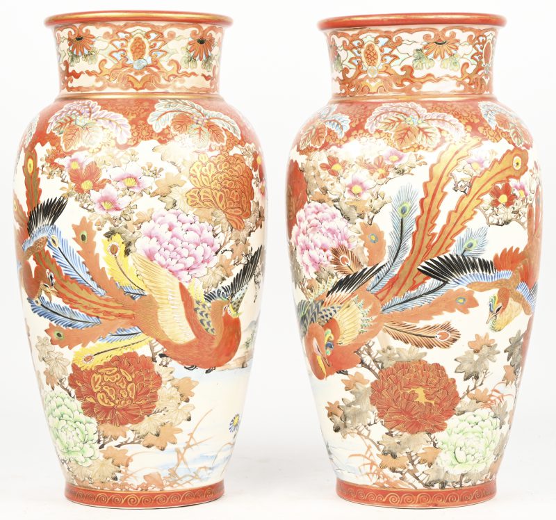 Een set van twee handbeschilderde Japanse porseleinen vazen met in het decor kleurrijke vogels en bloemen.