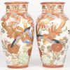 Een set van twee handbeschilderde Japanse porseleinen vazen met in het decor kleurrijke vogels en bloemen.
