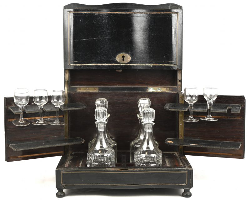 Een 19e eeuws likeurkabinet, de originele karaffen en glazen zijn niet meer aanwezig.