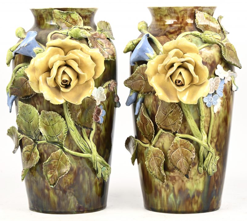 Een set van twee Barbotine vazen in geglazuurd aardewerk met een decor van bloemen in hoogreliëf. Ca. 1900. Kleine schilferschade.
