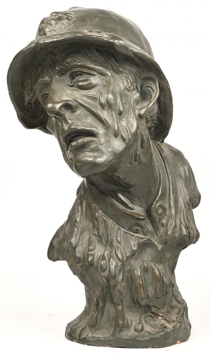 “L’Yser”, een bronsgepatineerd beeld in terracotta van een Belgische soldaat aan het slagveld. Gesigneerd E. Thomasson.