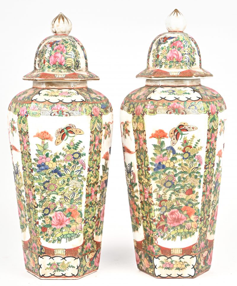 Een set van twee Chinees porseleinen dekselvazen, famille-rose, met fauna en flora in het decor. Onderaan gemerkt.