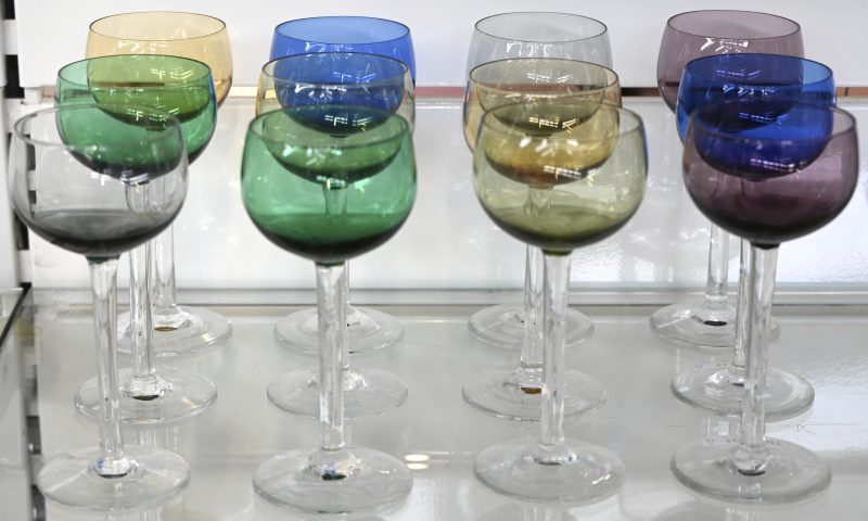 Een set van 12 vintage gekleurde wijnglazen.