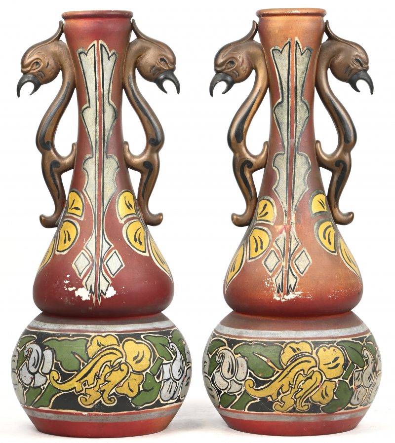 Een set van 2 handbeschilderde aardewerk vazen, gesigneerd Many en onderaan gemerkt Opalina 70 T.