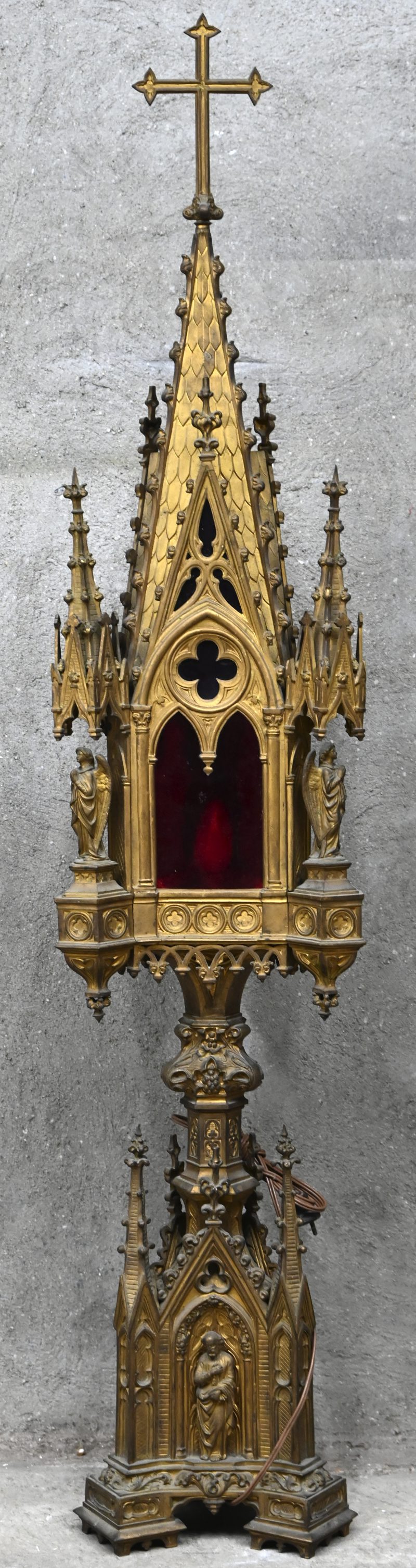 Een bronskleurige Gotische staande lamp met religieus thema. Eerste helft van de 20ste eeuw.
